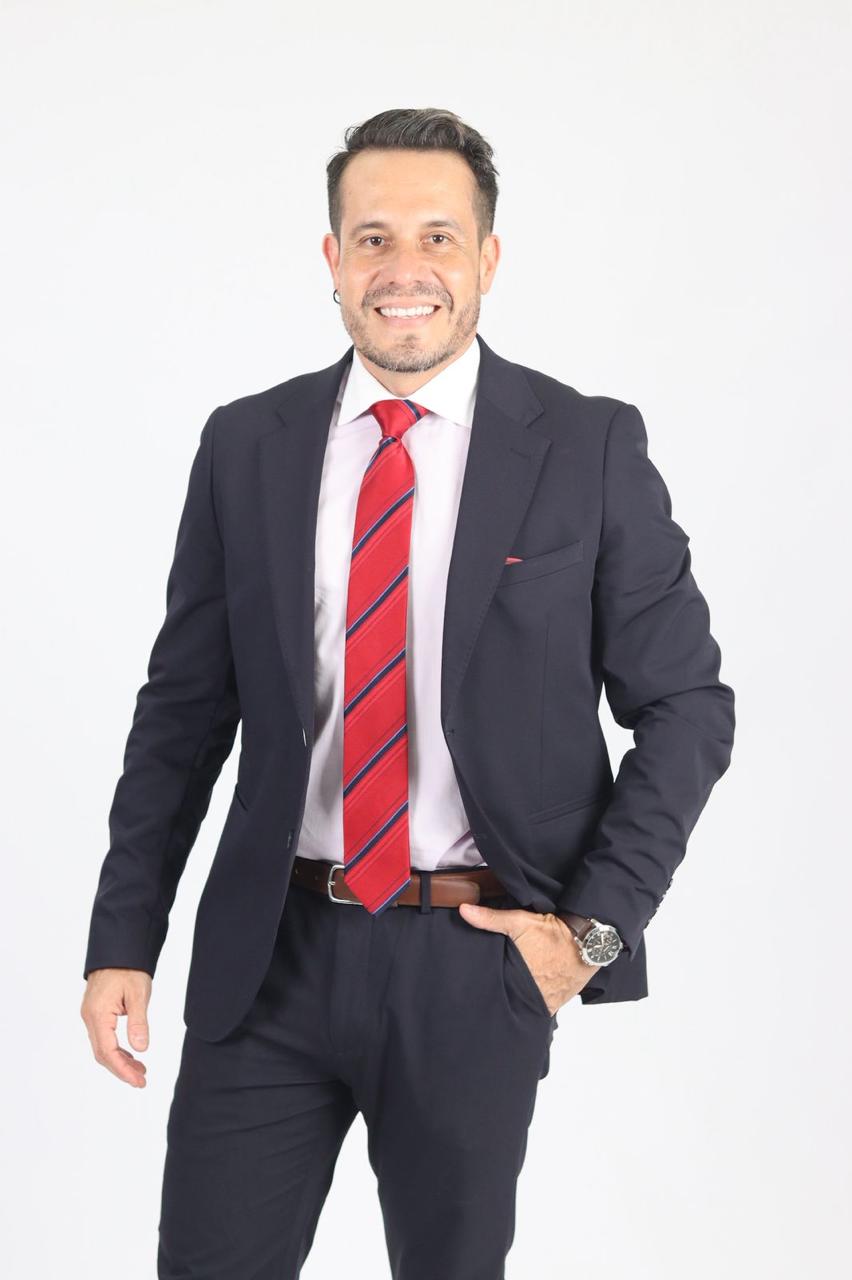 Mauricio Cerdas, Consultor Contable